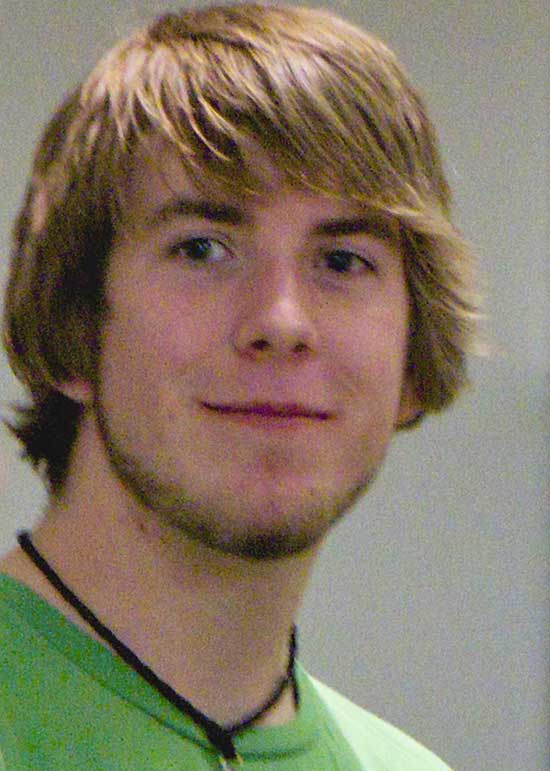 Declan Sullivan, 20, morreu quando estava filmando um jogo de futebol de uma torre; jovem previu sua morte via Twitter
