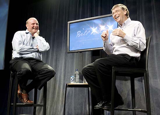 Steve Ballmer, executivo-chefe da Microsoft, e Bill Gates, fundador da empresa