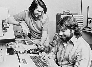 Os fundadores da Apple, Steve Jobs (esq.) e Steve Wozniak, posam para fotografia na década de 1970