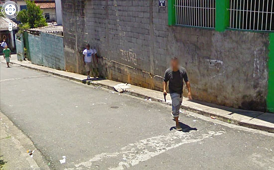 Imagem do Street View que registra o homem com uma arma no bairro do Jaragu