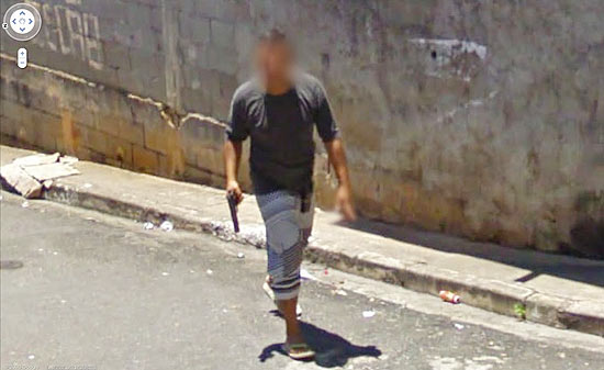 Imagem do Street View que registra o homem com uma arma no bairro do Jaragu