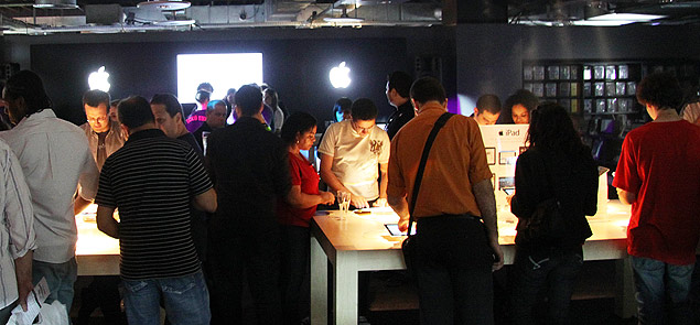 Consumidores testam iPad, tablet da Apple, durante o evento de lanamento do produto, ocorrido na madrugada de hoje