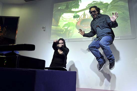 O diretor criativo do Kinect, Kudo Tsunoda, em demonstrao do acessrio no fim de 2010