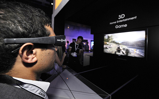 Visitante usa culos para visualizar game em TV 3D da Sony na IFA, feira que aconteceu no incio do ano em Berlim