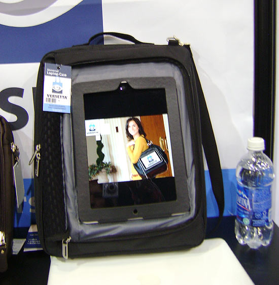 Uma das bolsas para iPad demonstradas na Consumer Electronics Show, em Las Vegas; esttica fica pesada, porm elegante