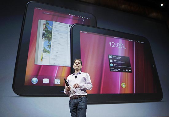 Jon Rubinstein, da HP, em demonstração do TouchPad em, tablet com webOS, em fevereiro deste ano