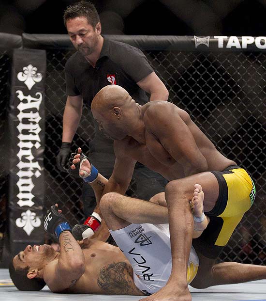 Vitor Belfort (dir.) luta contra Anderson Silva no primeiro round do torneio norte-americano UFC