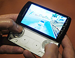Sony Ericsson Xperia Play é exibido em Barcelona (Manu Fernandez - 13.fev.11/Associated Press)