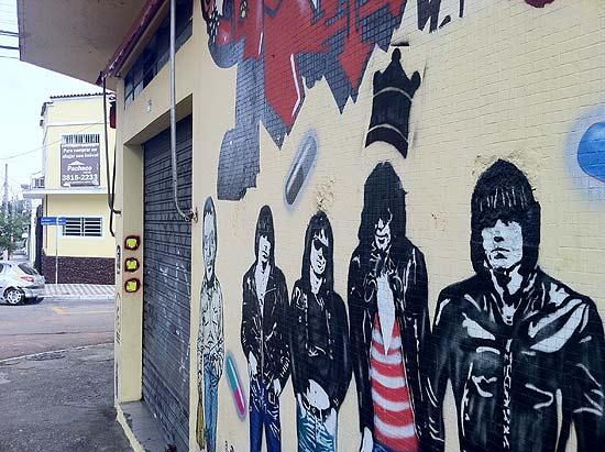 A coroa de Mayor (prefeito) sobre o grafite de Johnny Ramone, da banda Ramones, na Vila Madalena, em SP