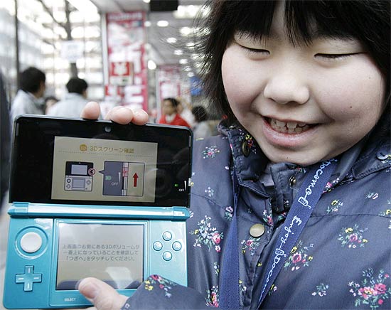 Menina segura o Nintendo 3DS no Japão