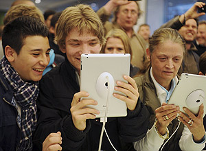 Consumidores experimentam novo iPad 2 em Berlim; empresa de pesquisa diz que o aparelho da Apple permanece como líder