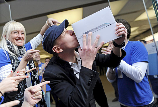 Consumidor beija caixa de iPad 2 na Alemanha; tablet da Apple chegará a mais 12 países