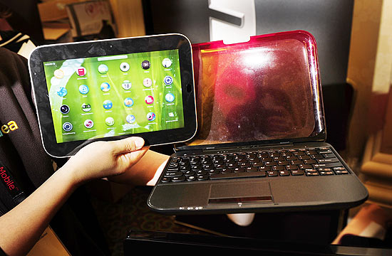 Lenovo anunciou nesta terça-feira o lançamento do tablet LePad (esq.), com o objetivo de competir em um mercado dominado pelo iPad 