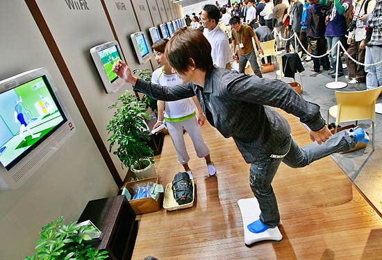 Garoto joga Wii Fit no Balance Board no Japão; Nintendo vendeu 42 milhões de modelos e entrou no Guinness