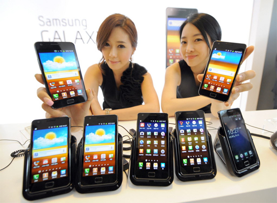 Modelos posam com o novo smartphone Galaxy S2 durante evento de lançamento em Seul