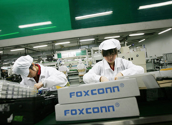 Trabalhadores da Foxconn, empresa que fabrica produtos na Apple; funcionrio diz que novo iPhone est pronto