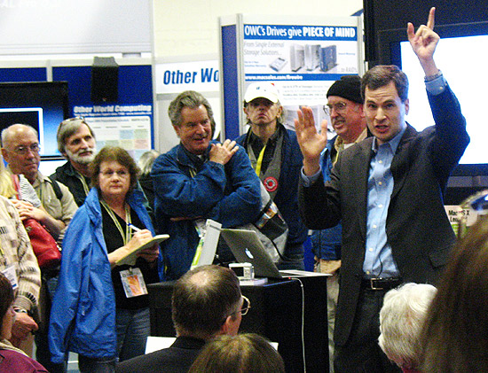 David Pogue (de braços levantados) durante palestra na feira Macworld, em San Francisco