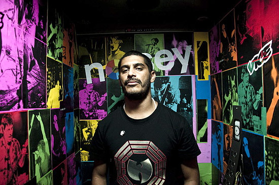 MC Criolo, um dos primeiros artistas brasileiros a ser documentado pelo site Noisey.com