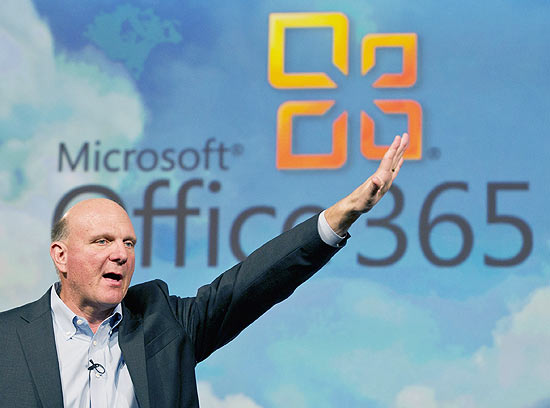 Steve Ballmer fala durante lanamento da Microsoft