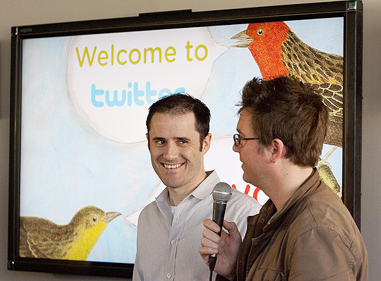 Cofundadores do Twitter Evan Williams (à esq.) e Biz Stone, na sede da empresa, em San Francisco (EUA)
