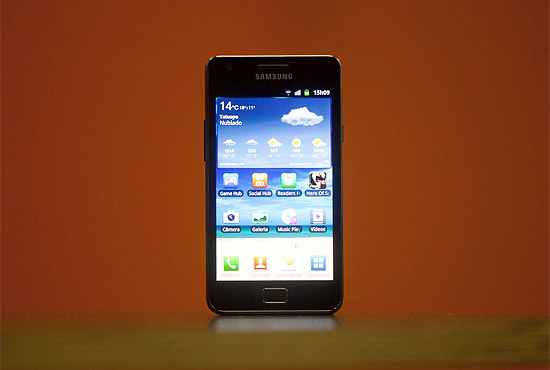 Galaxy S II vem com sistema operacional Android 2.3 e interface TouchWiz 4.0, da Samsung
