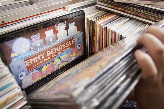 Notebook com o Turntable na loja Locomotiva Discos, em São Paulo