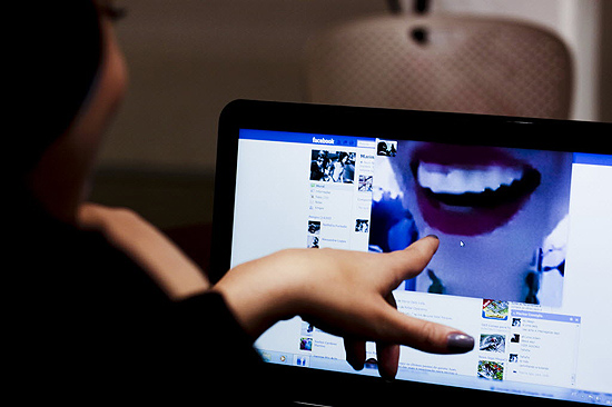 Usuárias experimentam recurso de videochamada do Facebook, que foi desenvolvido com o Skype