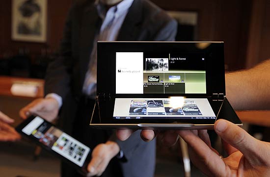 Tablet P, da Sony, equipado com duas telas de 5,5 polegadas que se dobram quando o usuário fecha o aparelho
