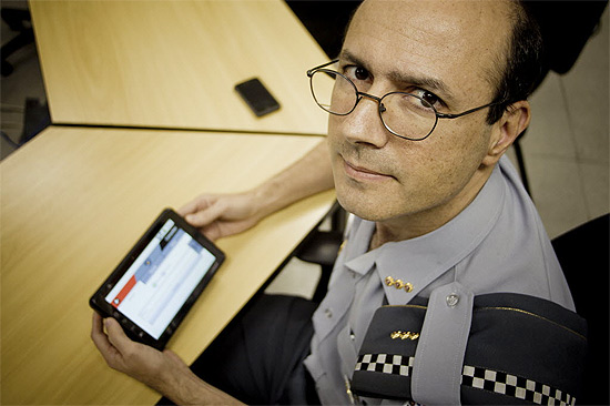 Coronel Alfredo Deak Jr., diretor de tecnologia da PM, posa com tablet
