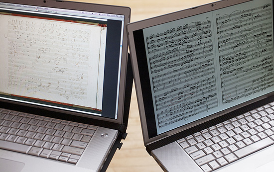 Quarteto de Cordas Borromeo ensaia enquanto partituras so exibidas em laptops