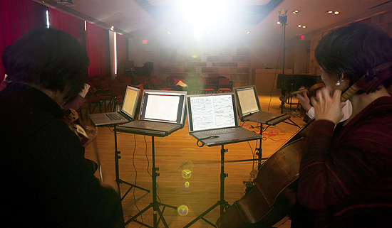 Partituras originais so exibidas em laptops enquanto o Quarteto de Cordas Borromeo ensaia