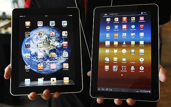 Vendedor sul-coreano mostra os dispositivos Apple iPad 2 e Samsung Galaxy Tab 10.1 em Seul