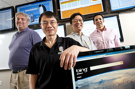 A partir da esq., Brian MacDonald, Qi Lu, Harry Shum e Yusuf Mehdi, da equipe do Bing