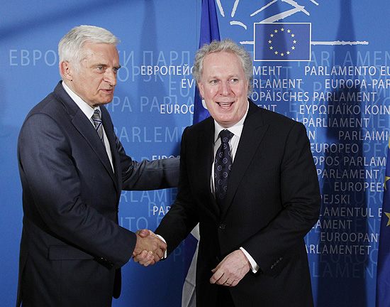 Jean Charest, primeiro-ministro de Qubec ( dir.), cumprimenta o presidente do Parlamento Europeu, Jerzy Buzek