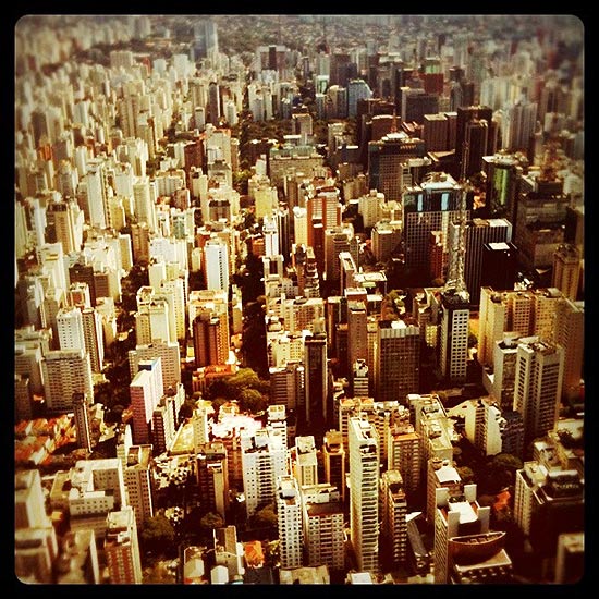 Imagem aérea da cidade de São Paulo com filtro de tratamento do aplicativo Instagram 
