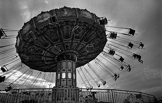 Parque de diversões em Votorantim (SP); Cristiano Mascaro tirou a foto em 1999, com câmera analógica