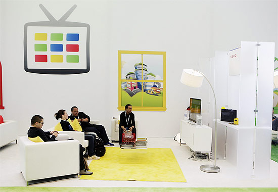 Visitantes do Google I/O, evento voltado a desenvolvedores, testam programa da Vevo com o Google TV