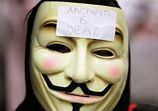 Manifestante veste máscara de Guy Fawkes, usada pelo grupo Anonymous, em protesto em San Francisco