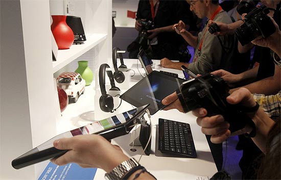 Membros da imprensa observam tablets na IFA, feira de eletrônicos de Berlim