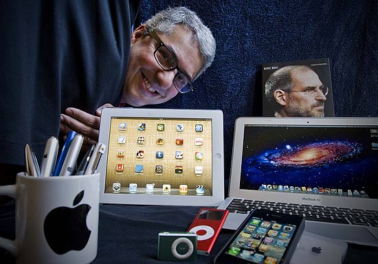 Srgio Miranda, editor da revista "Mac+", coleciona equipamentos e objetos relacionados a Jobs e  Apple