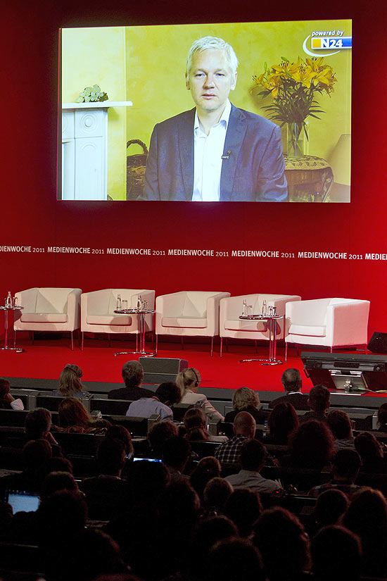 Julian Assange em videoconferência na feira de eletrônicos IFA, em Berlim