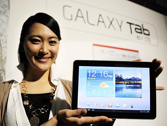 Modelo exibe um Galaxy Tab durante evento