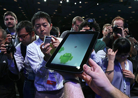 Reprteres observam prottipo de um tablet com Android que usa chip da Intel