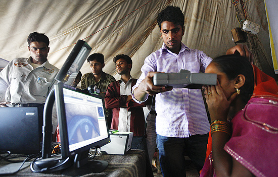 A migrante Vijaykanti tem suas ris escaneadas para receber um carto de identidade nacional na ndia