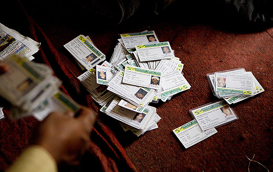 Cartes de identidade temporrios so organizados em abrigo de sem-teto em Nova Dli, na ndia