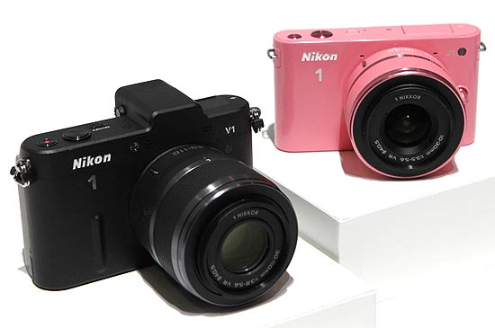 Nikon 1 V1 e J1 em exibição durante evento em Tóquio
