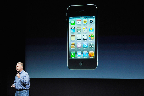 Phil Schiller, vice-presidente sênior de marketing de produto da Apple, apresenta o iPhone 4S em evento