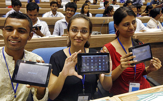 Estudantes exibem o Aakash, tablet mais barato do mundo, num evento em Nova Déli