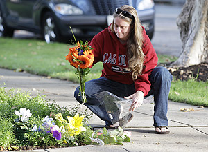 Vizinha de Steve Jobs deixa flores em frente à casa do fundador da Apple; veja mais homenagens