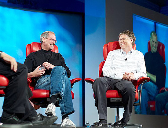 Steve Jobs e Bill Gates durante conferência na Califórnia, em 2007, em que ambos comentaram suas carreiras